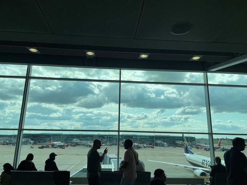 &copy; Reuters. Passageiros esperam notícias sobre voos atrasados ou cancelados no aeroporto Stansted, em Londres
28/08/2023
REUTERS/Raphael Satter