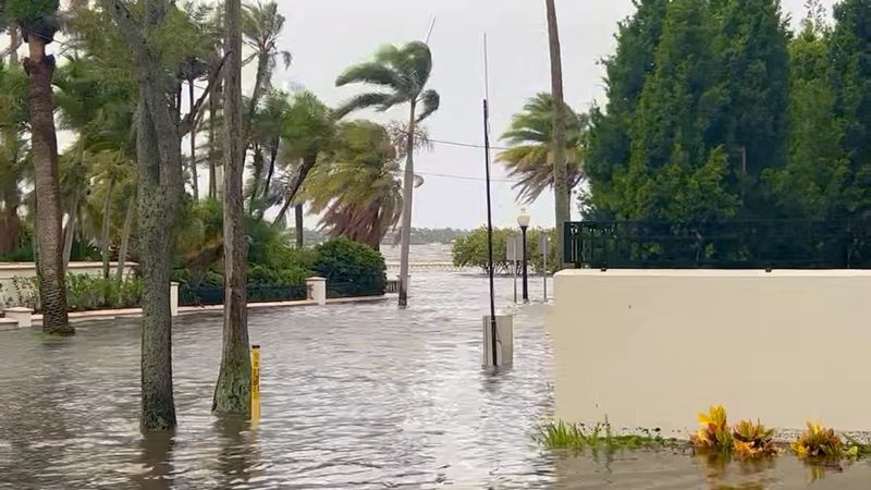 &copy; Reuters. Inondations causées par l'ouragan Idalia, à Tampa Bay, Floride, États-Unis. /Capture d'écran des réseaux sociaux diffusé le 30 août 2023/REUTERS/@lizpalmer44