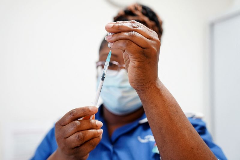 &copy; Reuters. FILE PHOTO: A nurse prepares a dose of a coronavirus disease (COVID-19) vaccine at the University Hospital Coventry, in Coventry, Britain April 22, 2022. Jacob King/Pool via REUTERS/File Photo