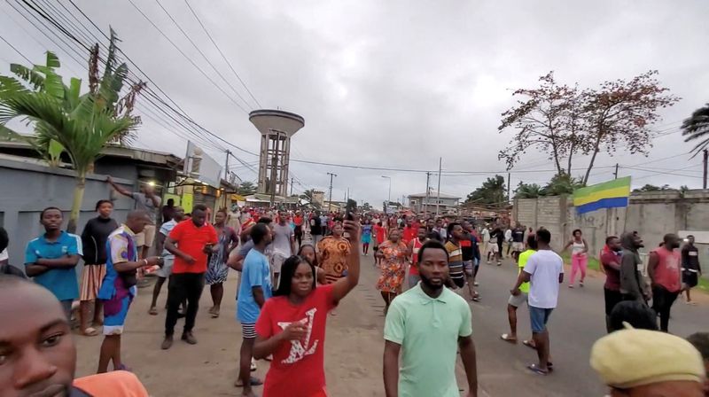 &copy; Reuters. Des habitants de Port Gentil, au Gabon, célèbrent dans la rue après la prise du pouvoir par l'armée. /Image fixe des réseaux sociaux obtenue le 30 août 2023/REUTERS/Gaetan M-Antchouwet