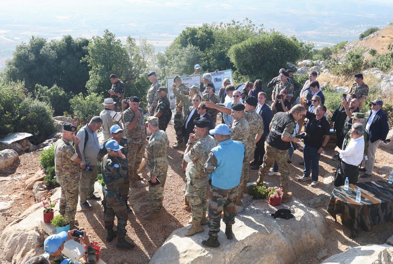 &copy; Reuters. جنود من الجيش اللبناني وقوة الأمم المتحدة المؤقتة في لبنان (اليونيفيل) خلال جولة إعلامية نظمها الجيش في مزرعة بسطرة جنوبي لبنان بالقرب من ال