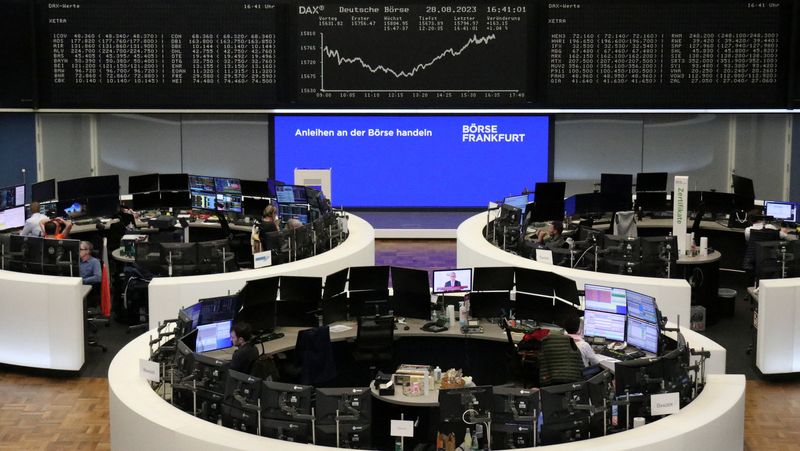&copy; Reuters. لوحة إلكترونية تعرض مؤشر داكس الألماني في بورصة فرانكفورت بألمانيا يوم 28 أغسطس آب 2023. تصوير: رويترز.