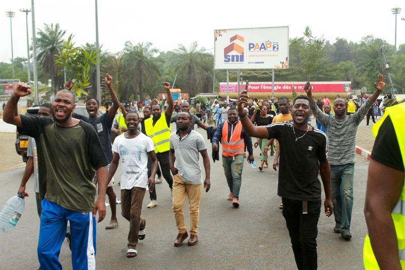 © Reuters. Des gens manifestent en faveur des putschistes dans une rue de Libreville, au Gabon. /Photo prise le 30 août 2023/REUTERS/Scott Gokila 