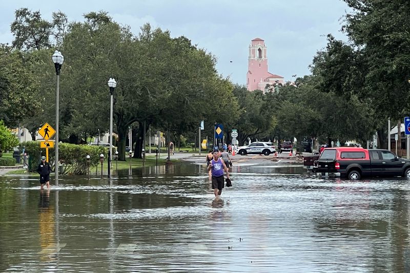 &copy; Reuters. People wade through flood waters after Hurricane Idalia passed to the north, in St. Petersburg, Florida, U.S. August 30, 2023.  REUTERS/Joey Roulette