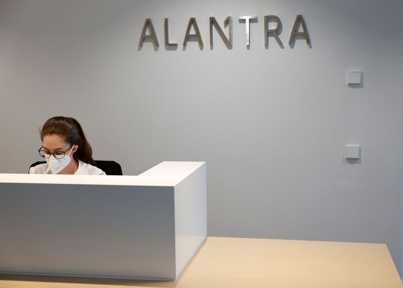 &copy; Reuters. موظفة في بنك الاستثمار الإسباني ألانترا  في مقره الرئيسي بمدريد. صورة من أرشيف رويترز.