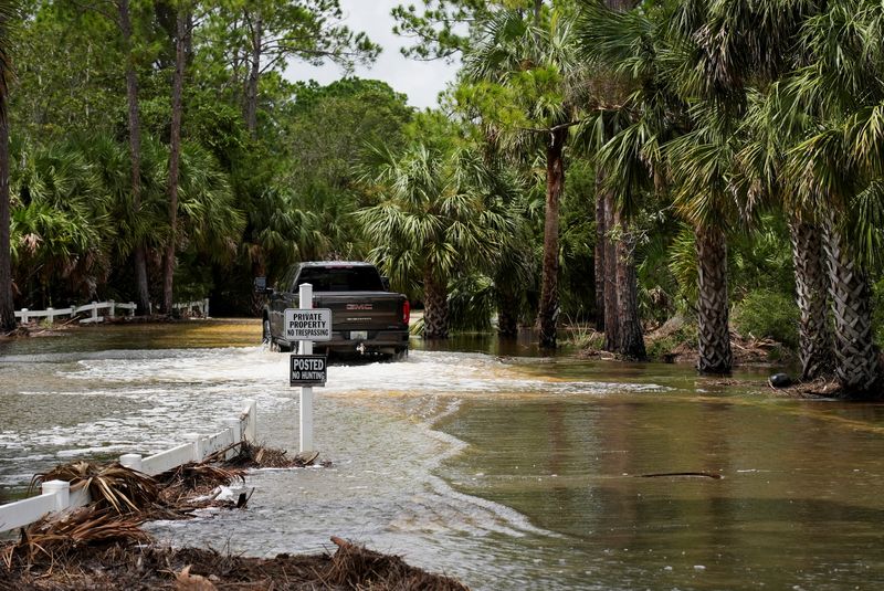 © Reuters. A vehicle drives on a flooded road after the arrival of Hurricane Idalia, in Cedar Key, Florida, U.S., August 30, 2023. REUTERS/Julio Cesar Chavez