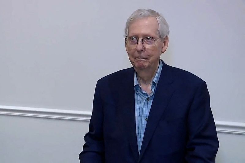 © Reuters. Top U.S. Senate Republican Mitch McConnell appears to freeze up for more than 30 seconds during a public appearance before he was escorted away, the second such incident in a little more than a month, after an event with the Northern Kentucky Chamber of Commerce in Covington, Kentucky, U.S. August 30, 2023 in a still image from video.  ABC Affiliate WCPO via REUTERS