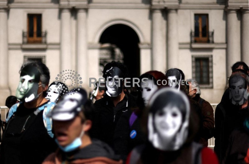 &copy; Reuters. Familiares de desaparecidos e ativistas realizam marcha para marcar o Dia Internacional das Vítimas de Desaparecimentos Forçados, em Santiago, Chile
30/08/2023
REUTERS/Ivan Alvarado