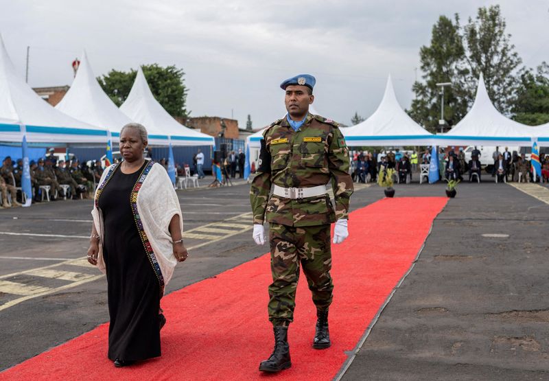 &copy; Reuters. بينتو كيتا رئيسة بعثة منظمة الأمم المتحدة لتحقيق الاستقرار في جمهورية الكونجو الديمقراطية (مونوسكو) تحيي قوات حفظ السلام خلال زيارة للكونج