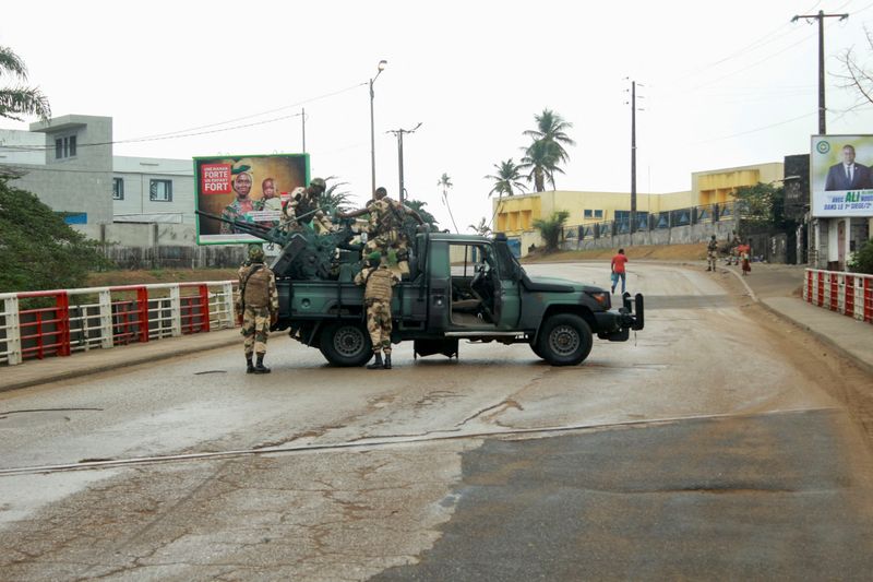 © Reuters. Des soldats dans une rue de Libreville, Gabon. /Photo prise le 30 août 2023 REUTERS/Scott Ngokila
