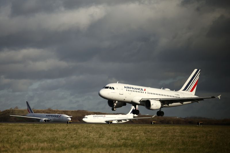 &copy; Reuters. Un avion Airbus A319 d'Air France atterrit à l'aéroport Paris Charles de Gaulle. /Photo prise le 2 décembre 2021/REUTERS/Sarah Meyssonnier