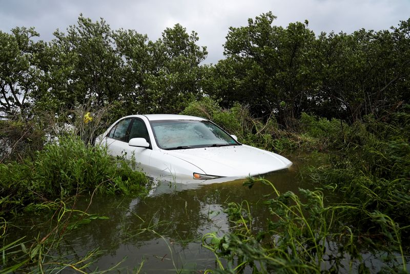 &copy; Reuters. Veículo fica parcialmente submerso após apassagem do furacão Idalia, em Cedar Key, Flórida
30/08/2023
REUTERS/Julio-Cesar Chavez