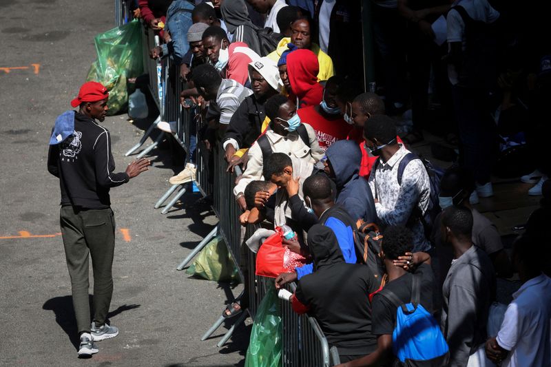 &copy; Reuters. FILE PHOTO: Recently arrived migrants to New York City wait on the sidewalk outside the Roosevelt Hotel in midtown, Manhattan, where a temporary reception center has been established in New York City, New York, U.S., August 1, 2023. REUTERS/Mike Segar/Fil