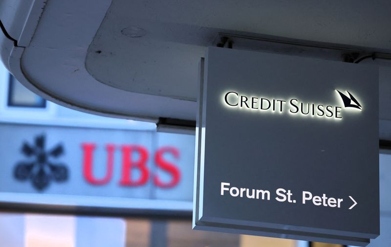 &copy; Reuters. Logos of Swiss banks Credit Suisse and UBS are seen before a news conference in Zurich Switzerland, August 30, 2023.  REUTERS/Denis Balibouse