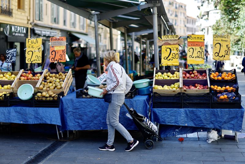 &copy; Reuters. FILE PHOTO: Price tags are seen on fruits as a woman shops at a local market in Nice, France, April 26, 2023. REUTERS/Eric Gaillard/File Photo