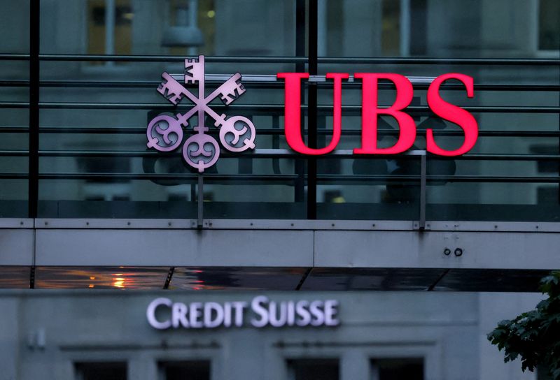 &copy; Reuters. I loghi delle banche svizzere Credit Suisse e Ubs a Zurigo, Svizzera, 30 agosto 2023.  REUTERS/Denis Balibouse/File Photo