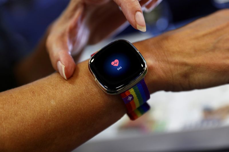&copy; Reuters. Un dipendente utilizza una funzione di elettrocardiogramma su uno smartwatch Fitbit alla fiera della tecnologia di consumo IFA, a Berlino, Germania, il 3 settembre 2020. REUTERS/Michele Tantussi