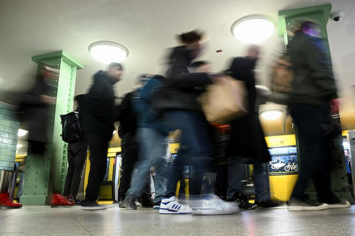 © Reuters. Commuters walk on a subway platform at Alexanderplatz station in Berlin, Germany, March 27, 2023. REUTERS/Annegret Hilse