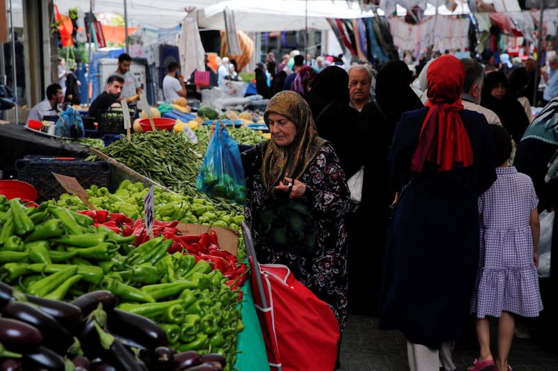 &copy; Reuters.  ８月３１日、トルコ統計庁が発表した第２・四半期の国内総生産（ＧＤＰ）は前年同期比３．８％増だった。イスタンブールの市場で７月撮影（２０２３年　ロイター/Dilara Senkaya）