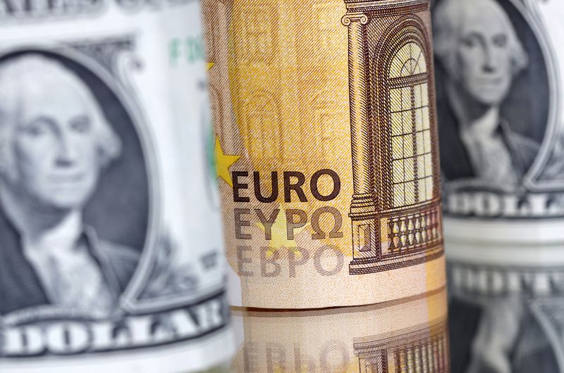 &copy; Reuters. Banconote del dollaro statunitense e dell'euro in questa foto del 17 luglio 2022. REUTERS/Dado Ruvic/Illustrazione