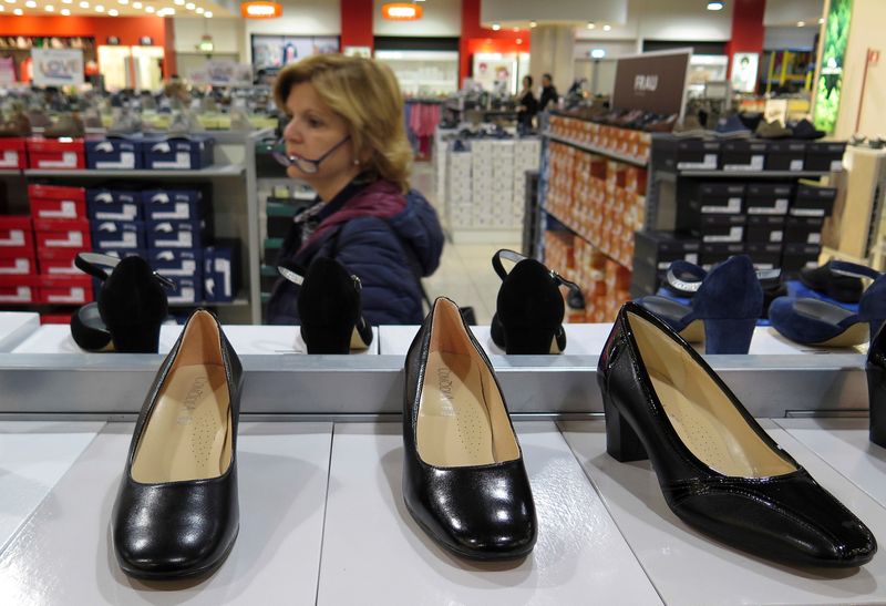 &copy; Reuters. FOTO ARCHIVO: Una mujer mira zapatos en una tienda en Roma, Italia, 10 de abril de 2016. REUTERS/Max Rossi/Foto de archivo