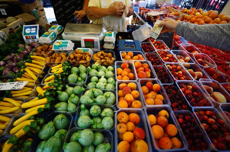 &copy; Reuters. Photo d'acheteurs achetant des fruits sur un marché local à Nice. /Photo prise le 26 avril 2023 à Nice, France/REUTERS/Eric Gaillard