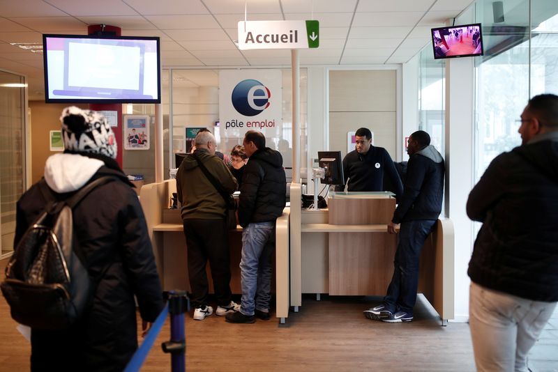 &copy; Reuters. Des demandeurs d'emploi dans une file à Pôle Emploi à Aubervilliers, en région parisienne. /Photo prise le 20 décembre 2017/REUTERS/Benoit Tessier