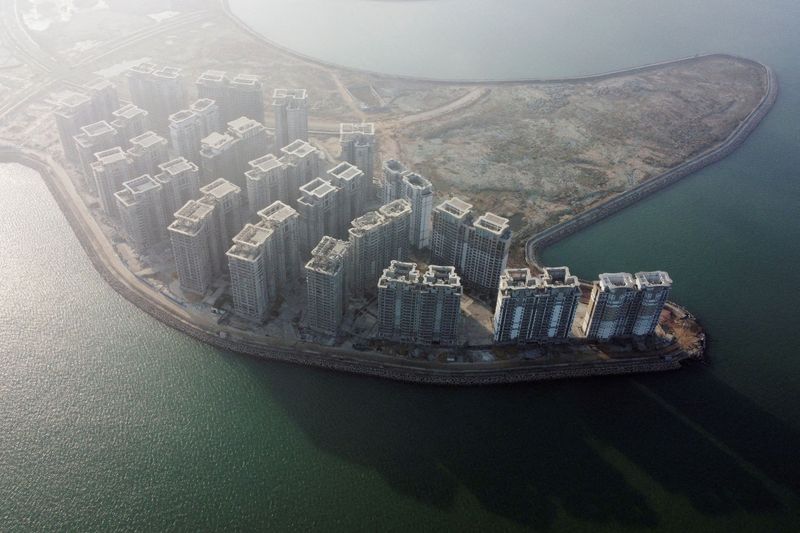 © Reuters. An aerial view shows the 39 buildings developed by China Evergrande Group that authorities have issued demolition order, on the man-made Ocean Flower Island in Danzhou, Hainan province, China January 7, 2022. REUTERS/Aly Song/File Photo 