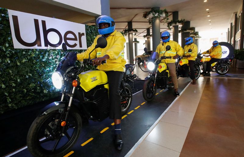 © Reuters. Uber boda boda riders prepare to ride the first fleet of the company's electric product during their launch in Nairobi, Kenya, August 31, 2023. REUTERS/Monicah Mwangi