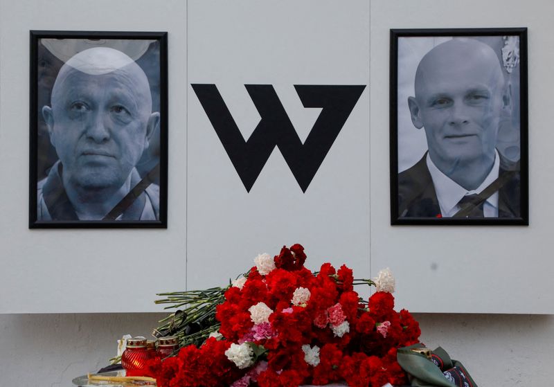 &copy; Reuters. FILE PHOTO: Portraits of Yevgeny Prigozhin, head of the Wagner mercenary group, and Dmitry Utkin, group commander, are seen at a makeshift memorial in Nizhny Novgorod, Russia August 27, 2023.  REUTERS/Anastasia Makarycheva/File Photo