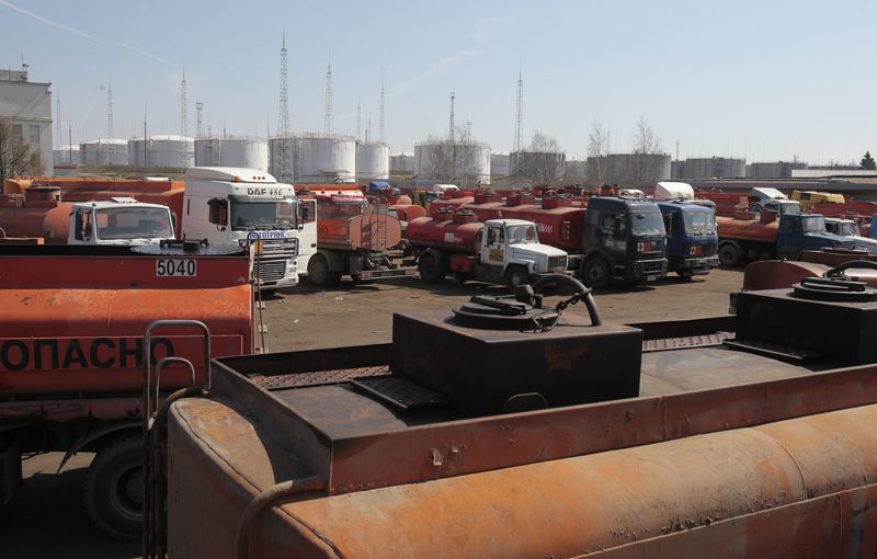 &copy; Reuters. Empty petrol tankers wait to fill up at a tanker filling station some 30km (18 miles) outside Moscow April 27, 2011. REUTERS/Alexander Natruskin/File photo