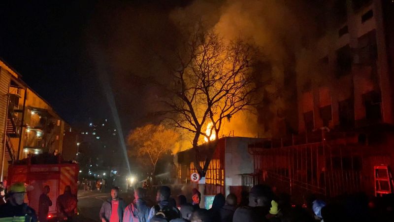 © Reuters. Flames rise from a building amid a deadly fire, in Johannesburg, South Africa, August 31, 2023, in this still image obtained from a social media video. X/@odirileram/via REUTERS 