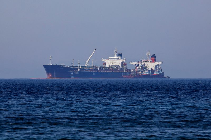 &copy; Reuters. ناقلة نفط ترفع علم ليبيريا تنقل النفط الخام من ناقلة ترفع علم إيران قبالة شاطئ كاريستوس في جزيرة إيفيا باليونان. صورة من أرشيف رويترز.