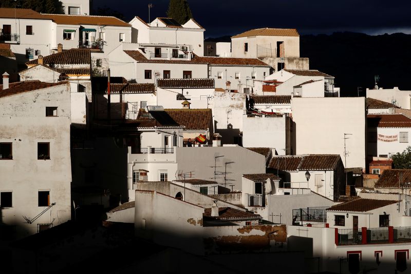 &copy; Reuters. FOTO DE ARCHIVO: Casas en Ronda, España. 2 de abril de 2020. REUTERS/Jon Nazca