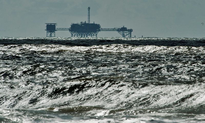 &copy; Reuters. Una piattaforma per l'estrazione di gas e petrolio al largo di Dauphin Island in Alabama. 5 ottobre 2013 REUTERS/Steve Nesius/File Photo