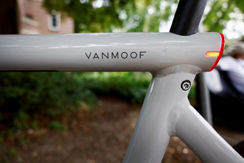 &copy; Reuters. FILE PHOTO: The logo of e-bike maker VanMoof is seen on a bicycle in Amsterdam, Netherlands August 17, 2023. REUTERS/Piroschka van de Wouw