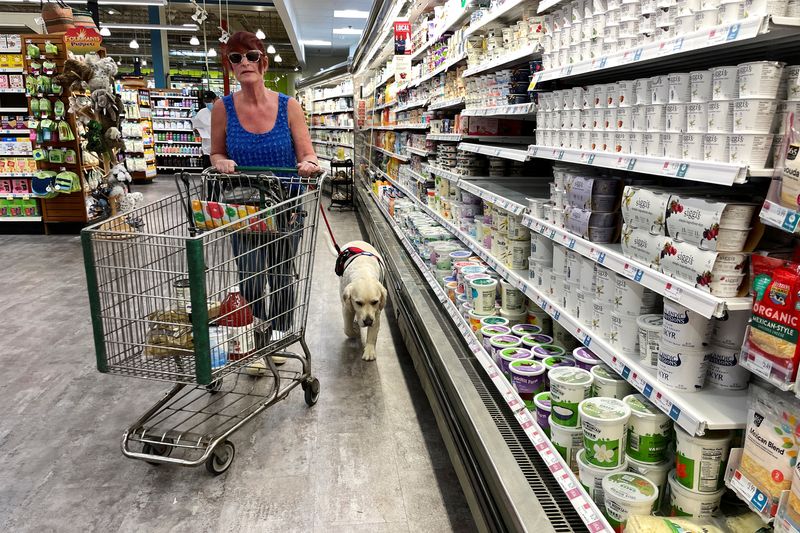 &copy; Reuters. Une femme fait ses courses dans un supermarché à Hadley, Massachusetts, États-Unis. /Photo prise le 15 juin 2022/REUTERS/Brian Snyder