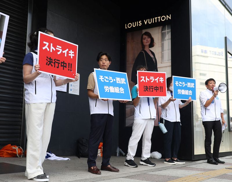 Trabalhadores realizam 1ª greve no Japão em décadas por venda de loja de departamentos Por Reuters
