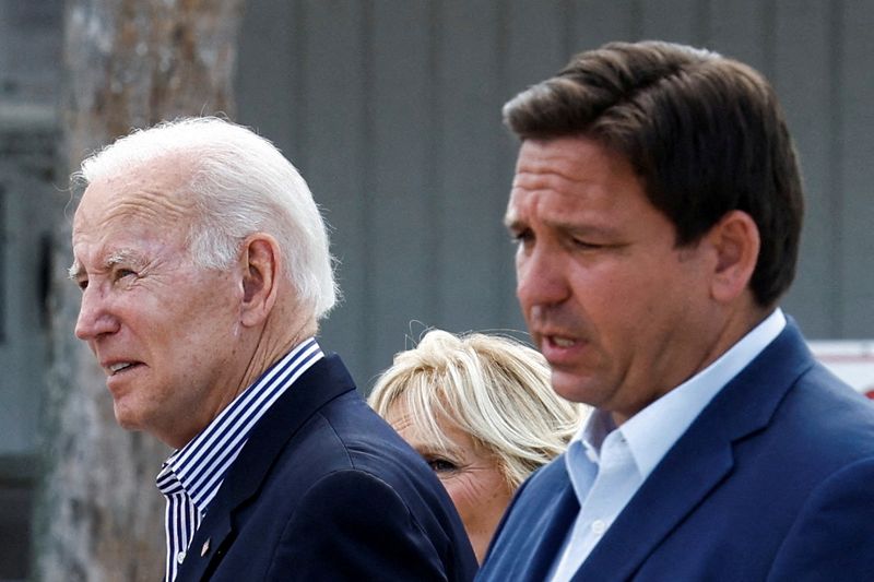 &copy; Reuters. U.S. President Joe Biden and first lady Jill Biden walk next to Florida governor Ron DeSantis as they tour Hurricane Ian destruction during a visit to Florida, in Fort Myers Beach, Florida, U.S., October 5, 2022.  REUTERS/Evelyn Hockstein/File photo