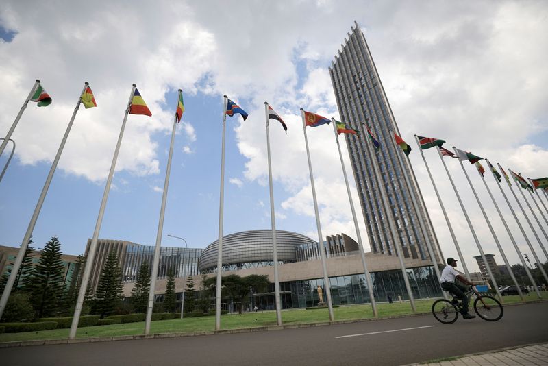 &copy; Reuters. أعلام الدول الأعضاء في الاتحاد الأفريقي في مقر المفوضية الأفريقية في أديس أبابا بإثيوبيا يوم 25 مايو أيار 2023. تصوير: تيكسا نيجري - رويترز.