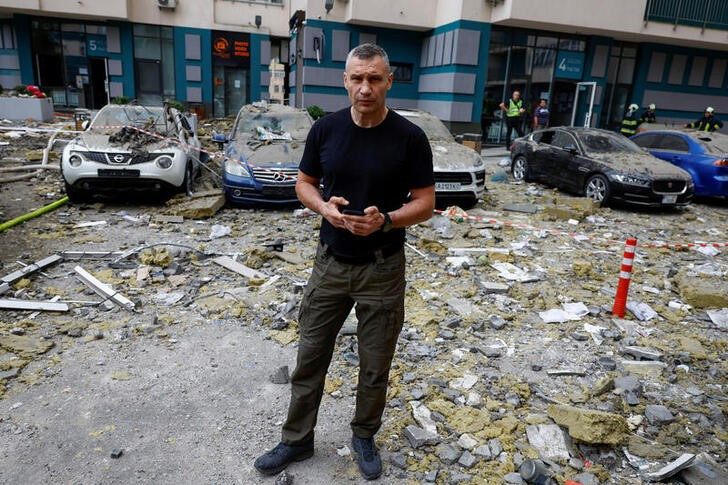 &copy; Reuters. Imagen de archivo del alcalde de Kiev, Vitali Klitschko, durante a una visita a un lugar alcanzado por misiles rusos en Kiev, Ucrania. 24 junio 2023. REUTERS/Valentyn Ogirenko
