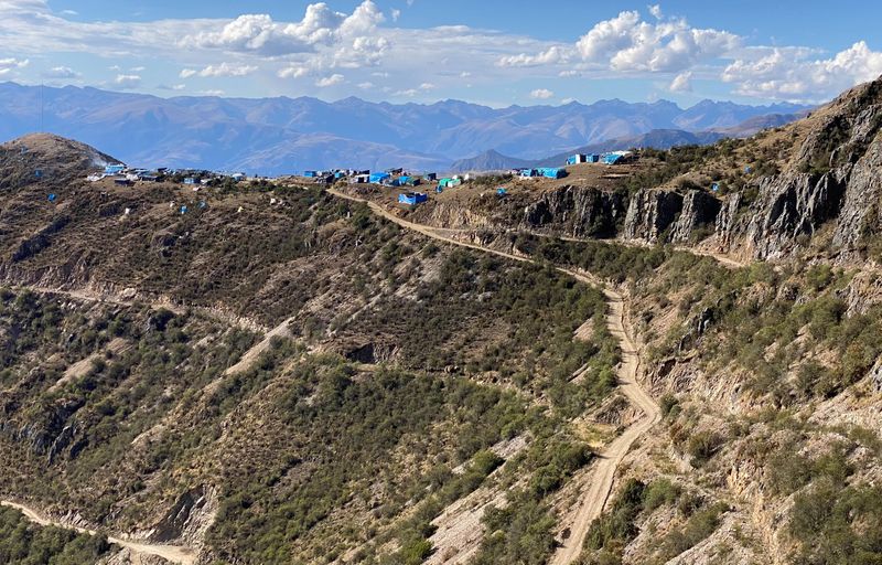 &copy; Reuters. FILE PHOTO: A view shows a makeshift dwelling near an area where hundreds of artisan miners have found a rich seam of copper, in the hills of Tapairihua in Peru's Andes, October 18, 2022. REUTERS/Marco Aquino/file photo
