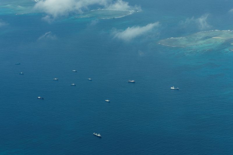 &copy; Reuters. Imagem aérea de embarações chinesas no Mar do Sul da China, de acordo com a Guarda Costeira das Filipinas
09/03/2023