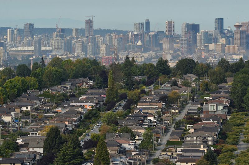 © Reuters. FILE PHOTO: Single family homes are seen against the skyline of Vancouver, British Columbia, Canada September 30, 2020. REUTERS/Jennifer Gauthier/File Photo