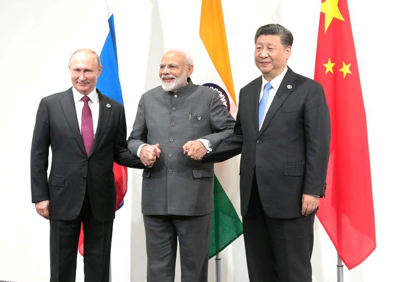 © Reuters. FILE PHOTO: Russia's President Vladimir Putin (L), India's Prime Minister Narendra Modi (C) and China?s President Xi Jinping pose for a picture during a meeting on the sidelines of the G20 summit in Osaka, Japan June 28, 2019. Sputnik/Mikhail Klimentyev/Kremlin via REUTERS/File Photo