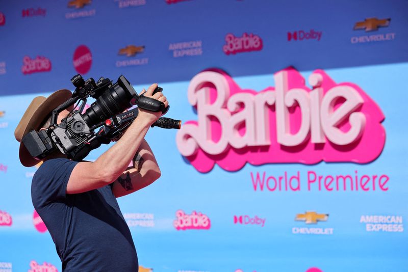 &copy; Reuters. FILE PHOTO: A man operates a video camera at the world premiere of the film "Barbie" in Los Angeles, California, U.S., July 9, 2023.  REUTERS/Mike Blake/File Photo