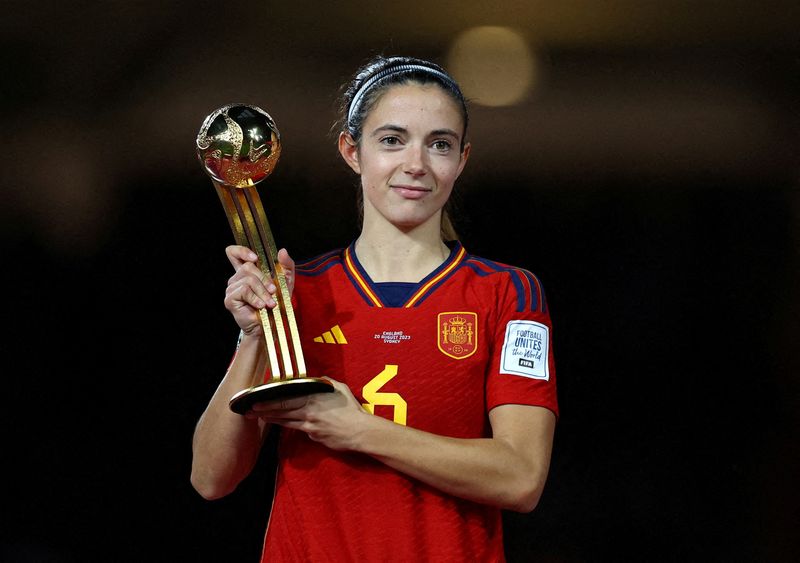 &copy; Reuters. Jogadora espanhola Aitana Bonmatí posa para foto com a Bola de Ouro da Copa do Mundo  
20/08/2023
REUTERS/Hannah Mckay