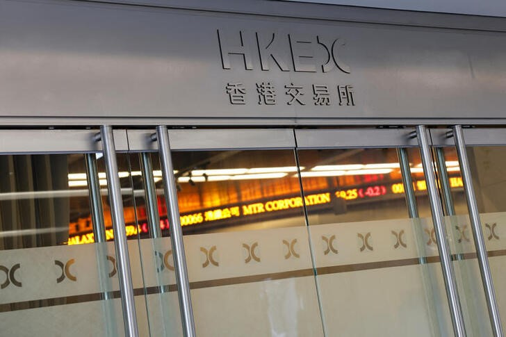 &copy; Reuters. 　香港証券取引所は超大型台風「サオラー」の接近に伴い、１日午前の株式取引を見合わせている。写真は２０２０年９月撮影（２０２３年　ロイター／Tyrone Siu）