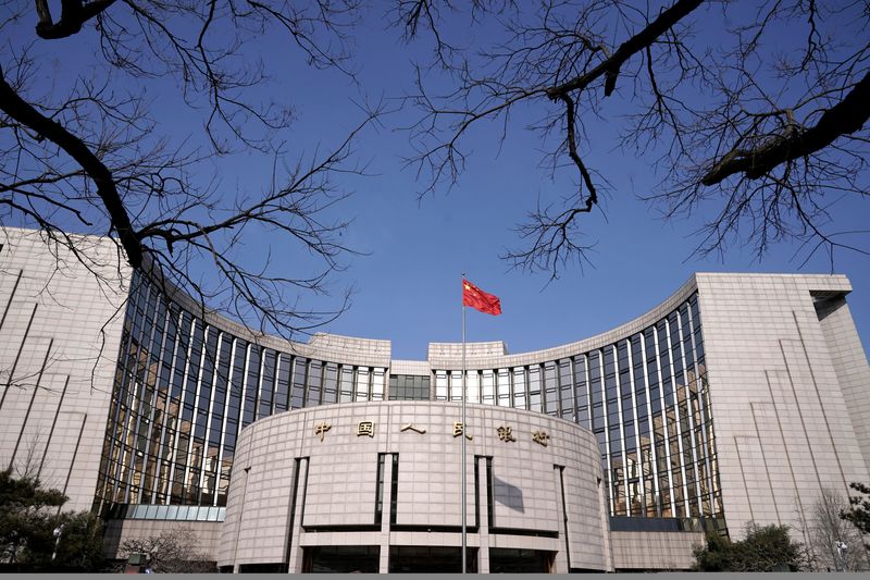 &copy; Reuters. 　９月１日、中国人民銀行（中央銀行）は、金融機関の外貨預金準備率を現行の６％から４％に引き下げると発表した。１５日から実施する。写真は北京の中国人民銀行で２０２０年２月撮