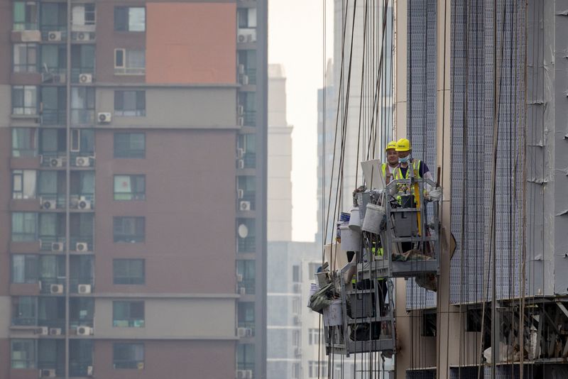 &copy; Reuters. FILE PHOTO: Men work at the construction site of an apartment building in Beijing, China, July 29, 2023. REUTERS/Thomas Peter/File Photo